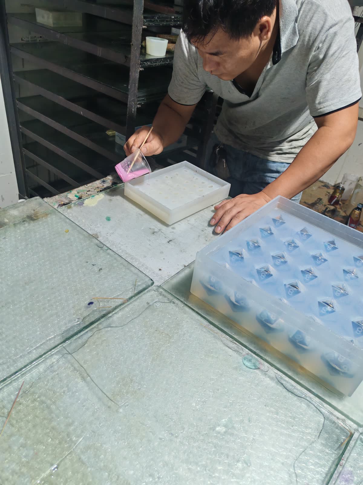 Pressing moulds closed on the sharp-edge line